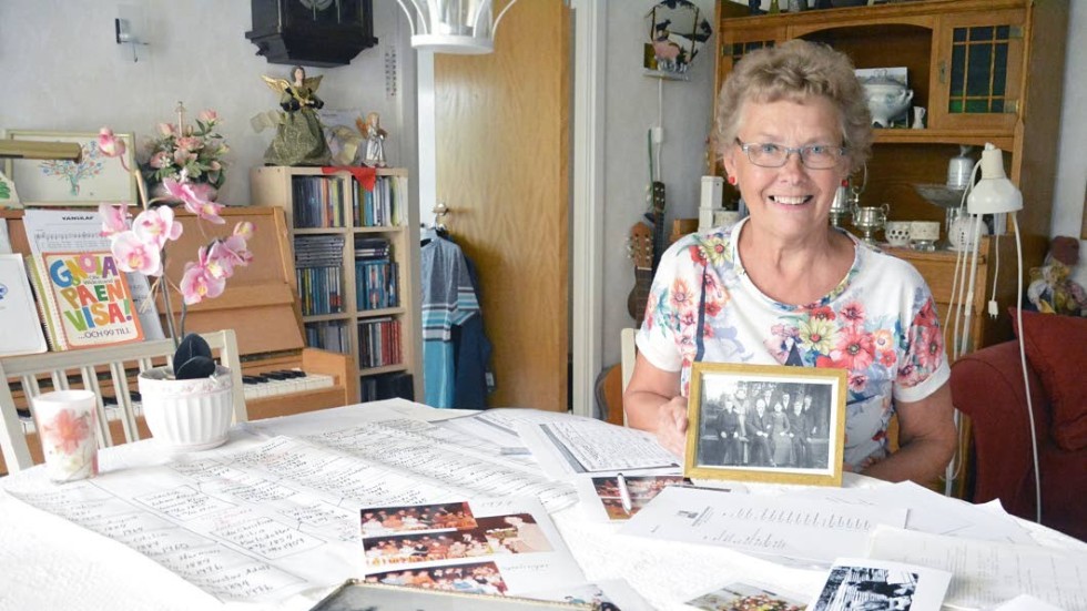 Inför den stora släktträffen den 4 augusti är Ann-Britt Frosts lägehet i Vimmerby fylld av papper och foton som hon ska ha med sig.