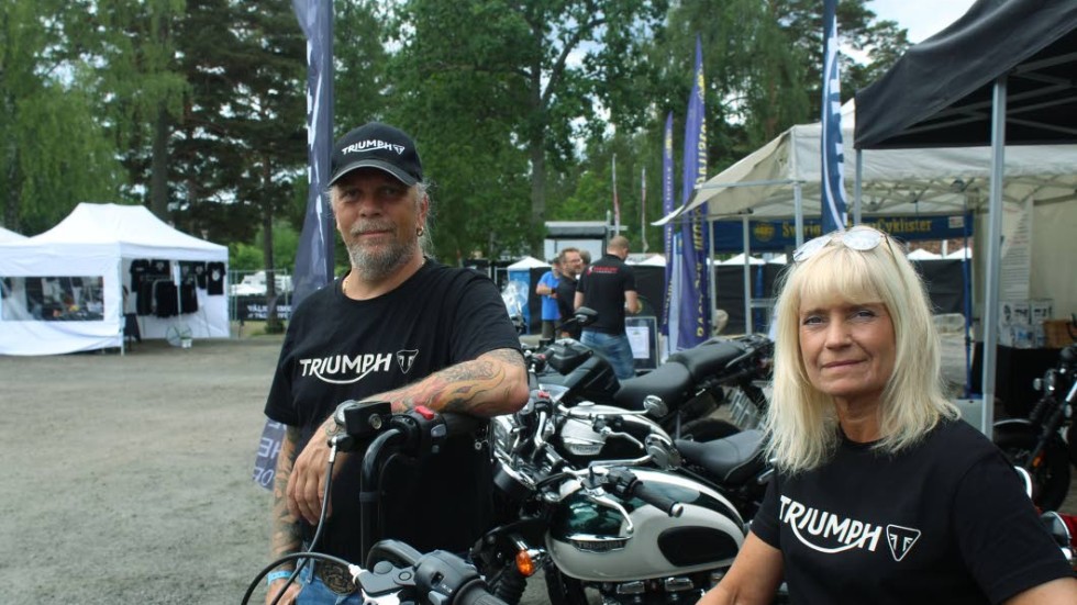 Tommy Victorén och Annika Karlsson är på Hojrock för att visa upp motorcyklar från Triumph Motorcycle.