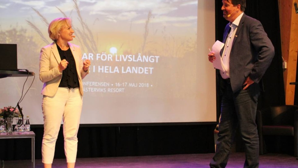 Helene Hellmark Knutsson (S) och Johan Wester förde en rapp dialog på scenen. Johan Wester var moderator på konferensen.