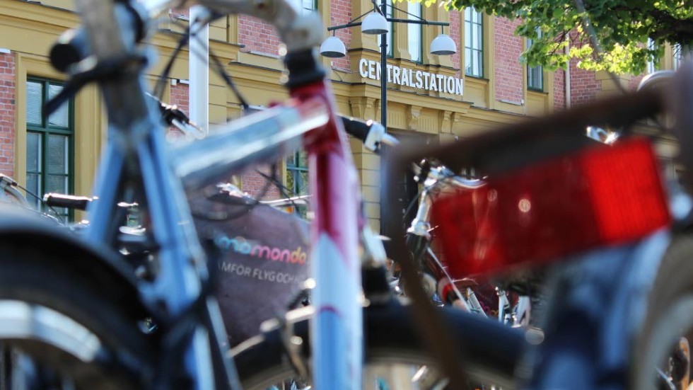 Ställ den i stället i stället. Den gamla ordvrängningsramsan är aktuell vid Resecentrum i Linköping. Cyklar som inte står i ställ ska transporteras bort.