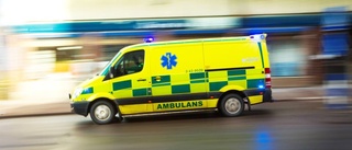 Kastade föremål på ambulanspersonal