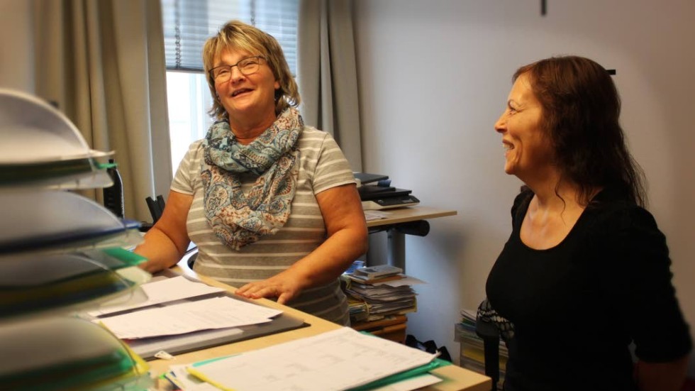 Hélén Elfving har blivit chef för 45 personer, här planerar hon tillsammans med församlingsassistent Berit Andersson.