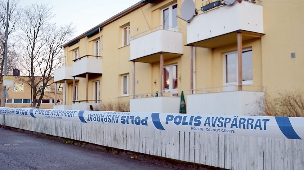 Mord - igen. Vid 01.30 tiden den 19 december larmas polisen till Breviksvägen i Västervik. Där anträffar de en knivskuren man, som senare avlider av sina skador.