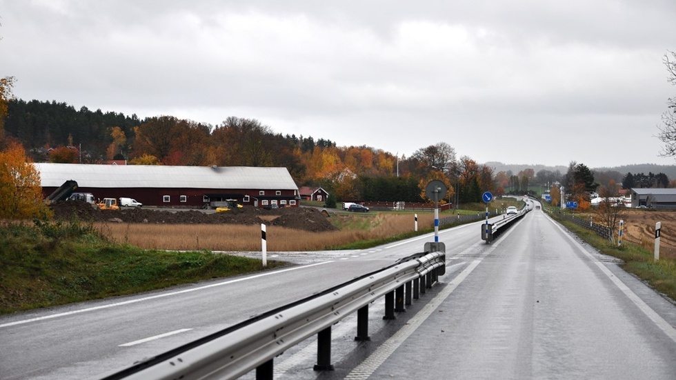 Med en snygg layout, med detaljer som rundade fönster och matchande belysning, kommer det nya ridhuset att bli en ny snygg entré mot Rimforsa söderifrån. Foto: Alf Wesik