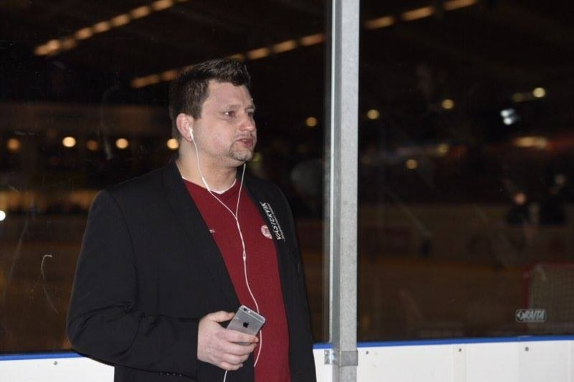 Mattias Karlin genomför en intervju efter beskedet att derbyt mellan Västervik och Oskarshamn ställts in.