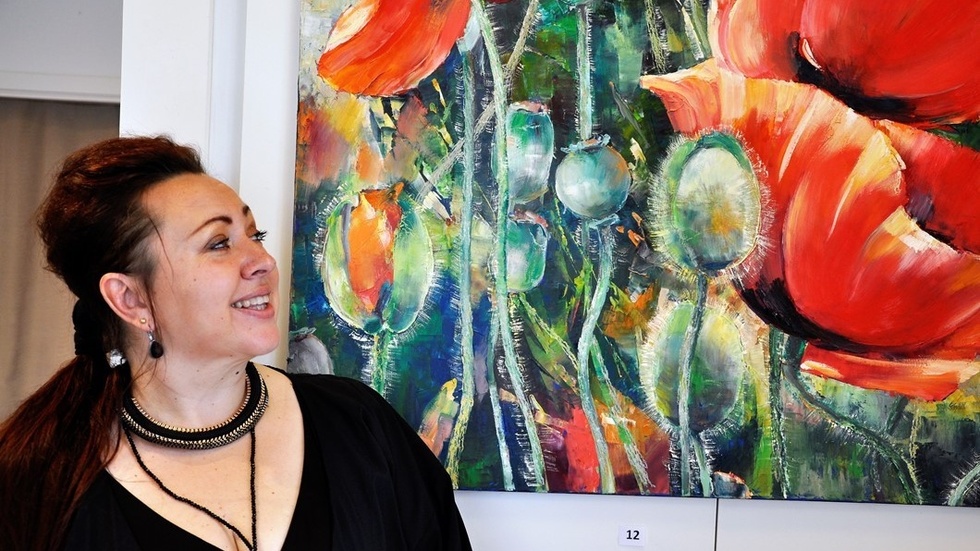 Margarita Sturesson målar mest i olja och akryl, här med en färgstark målning av vallmoblommor. Foto: Åsa Thaberman