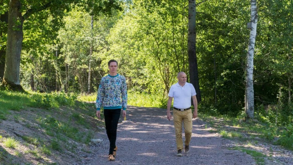 Jonas Loiske och Ketil Kindman promenera på området längs Svartån som står inför en omfattande byggnation.