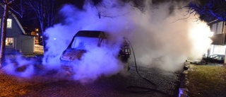 Taxibuss totalförstörd i brand