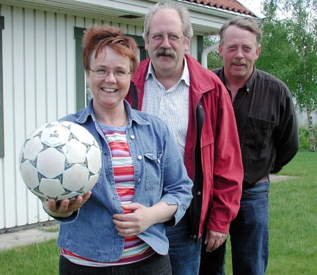 Anna Ståhl, Håkan Berg och Christer Gustavsson ser att Hultsfred FK går framåt tack vare projektet Tjejkraft, och då inte bara på fotbollsplanen.