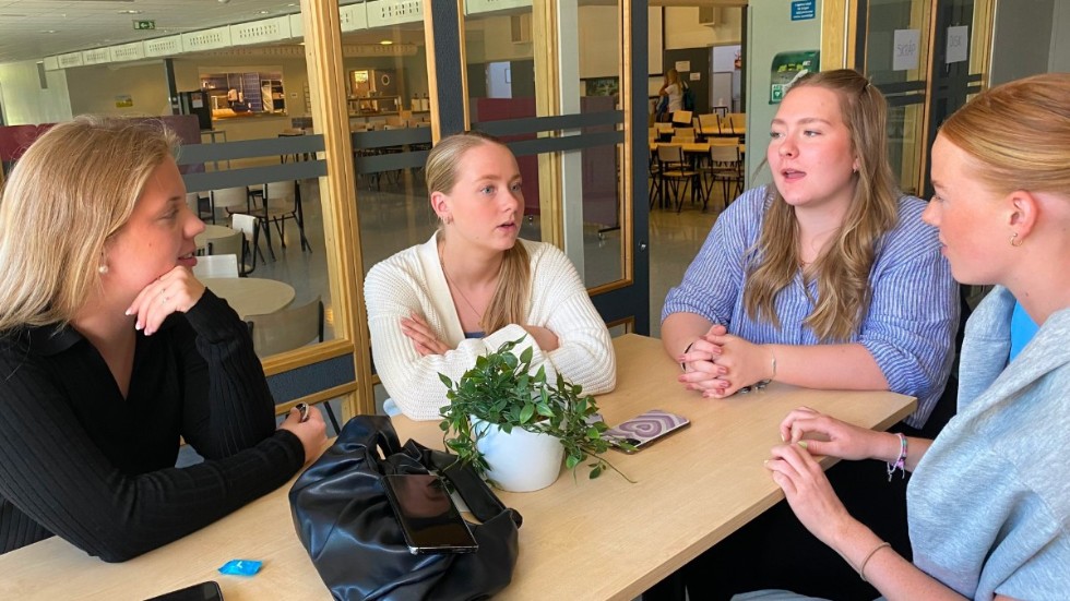 De fyra förstagångsväljarna Clara Leijonram, Tess Frid, Saga Johansson och Tove Brolin tycker det är bra att skolan ger information inför valet och tre av dem har bestämt hur de ska rösta och en av dem säger "kanske".