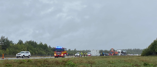 Stora störningar på E4 norr om Uppsala • Avstängt körfält • Flera bilar i olycka