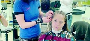 Ukrainska elever fick håret stylat av frisöreleverna
