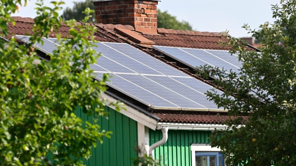 Att kunna lägga solceller på sitt hus eller byta till energieffektiva fönster måste vara rimligt även inom ramen för kommunens kulturmiljöprogram, menar skribenten.