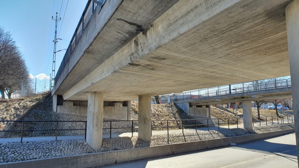 Som sagt, mer skyltning är bra, men vi ska nog också börja rubricera det som ett brott att dundra in i bron med full hastighet. Det minsta man kan kalla det är väl ouppmärksamhet i trafik, skriver insändarskribenten.