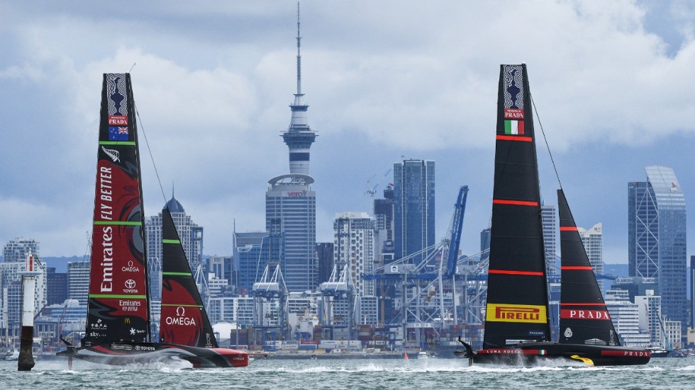 Team New Zealand och Luna Rossa under tisdagens första America's Cup-segling. Den andra ställdes in då vinden vände.