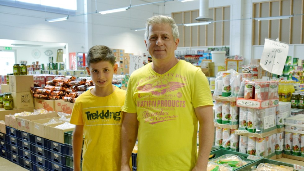 Taher Darwich driver sedan sju år tillbaka livsmedelsbutiken Al Shahbaa Livs i Vimmerby tillsammans med sin bror, Mohammed Darouich. Här med brorsonen Omar Darwich.