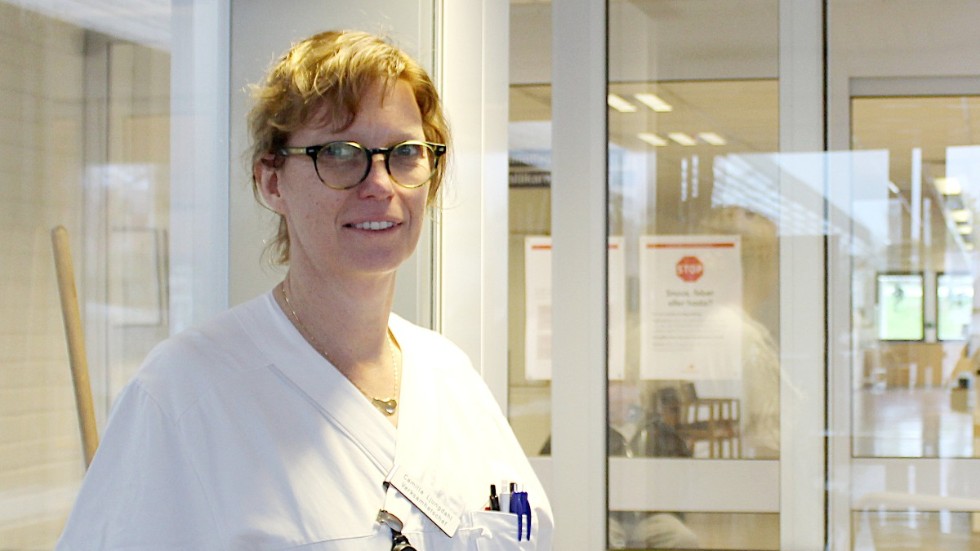 Mellan 150 och 300 vaccindoser om dagen ges på hälsocentralen i Vimmerby tre dagar i veckan. Verksamhetschefen Camilla Ljungdahl ger rådet att hålla ständig koll på tidsbokningen. "I bland har vi en extra sköterska och kan lägga ut fler tider med kort varsel."