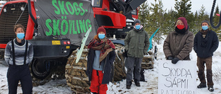 Protest mot skogsavverkning – aktivister har kedjat fast sig i fordon • Kåta blockerar vägen