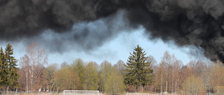 Svart rök täckte Bråvallaområdet efter branden