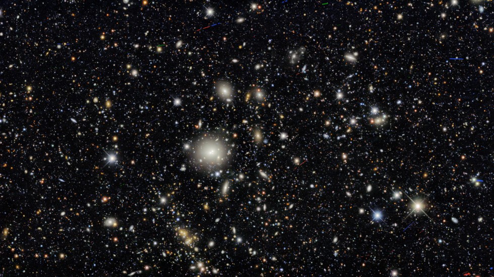 Tio områden på den södra natthimlen valdes ut och fotograferades extra många gånger av Victor Blanco-teleskopet i Chile. Resultatet blev en "galaxkarta" som hjälper forskarna att förstå universums utveckling. Förutom några få stjärnor från vår egen galax Vintergatan som syns i förgrunden, är nästan alla andra objekt på bilden främmande galaxer.