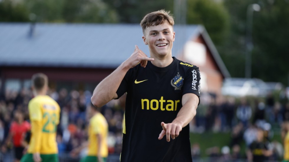AIK:s Erik Ring firar sitt första av två mål i 5–0-segern över Rågsved med en målgest värdig sitt efternamn.