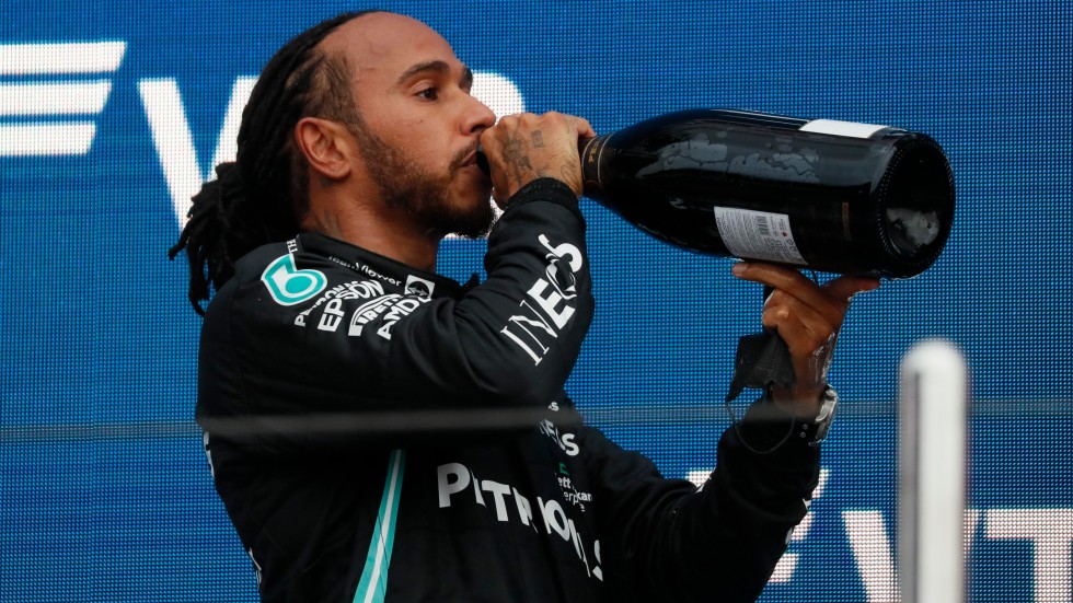 Mercedes Lewis Hamilton firade F1-segern i Sotji.