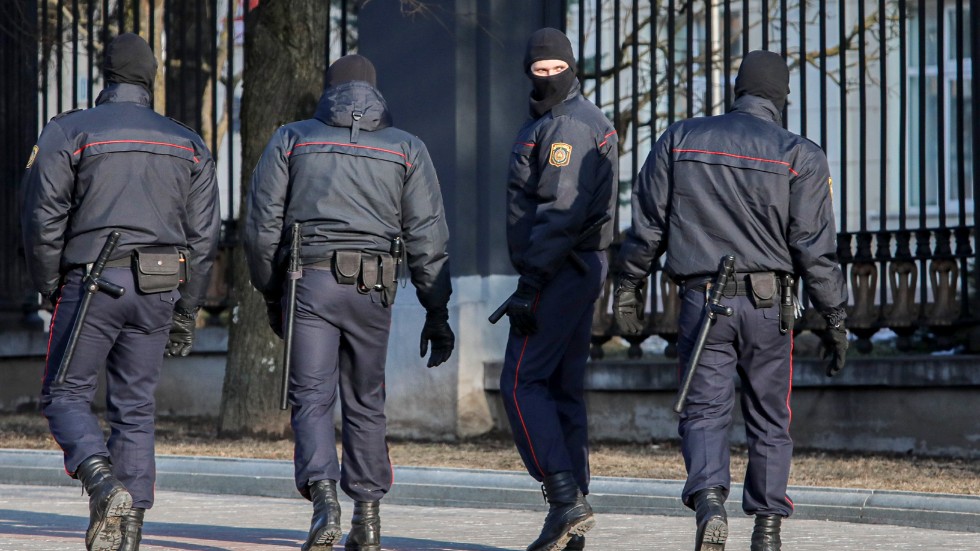 Åtminstone ett hundratal personer har gripits till följd av en dödlig skottlossning i Minsk tidigare i veckan. På bilden syns fyra medlemmar av regimens hårdföra polisstyrka Omon. Arkivbild.