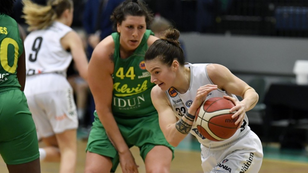 Alviks Janel McCarvill och Luleås Margaret Lucas (med bollen). Lucas var matchens dominant när Luleå vann SM-guldet.