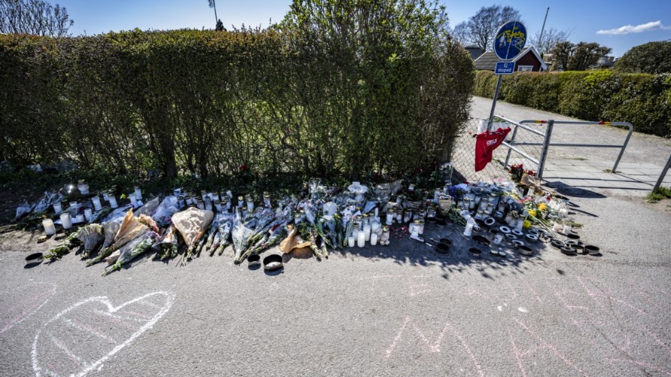 Blommor, ljus och meddelanden på en gång- och cykelbana i Malmö efter mordet på en 18-åring, som hittades skjuten i ett koloniområde. Arkivbild.