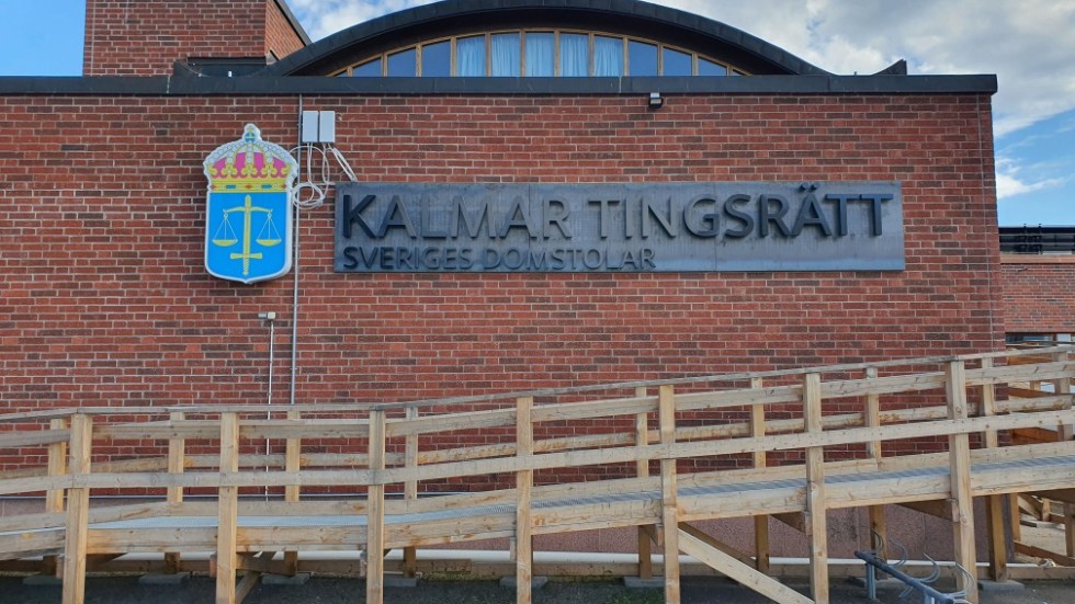 Kalmar Tingsrätt dömde på tisdagen en Vimmerbykvinna i 55-årsålder till dagsböter på drygt 20 000 kronor för två fall av ringa stöld.