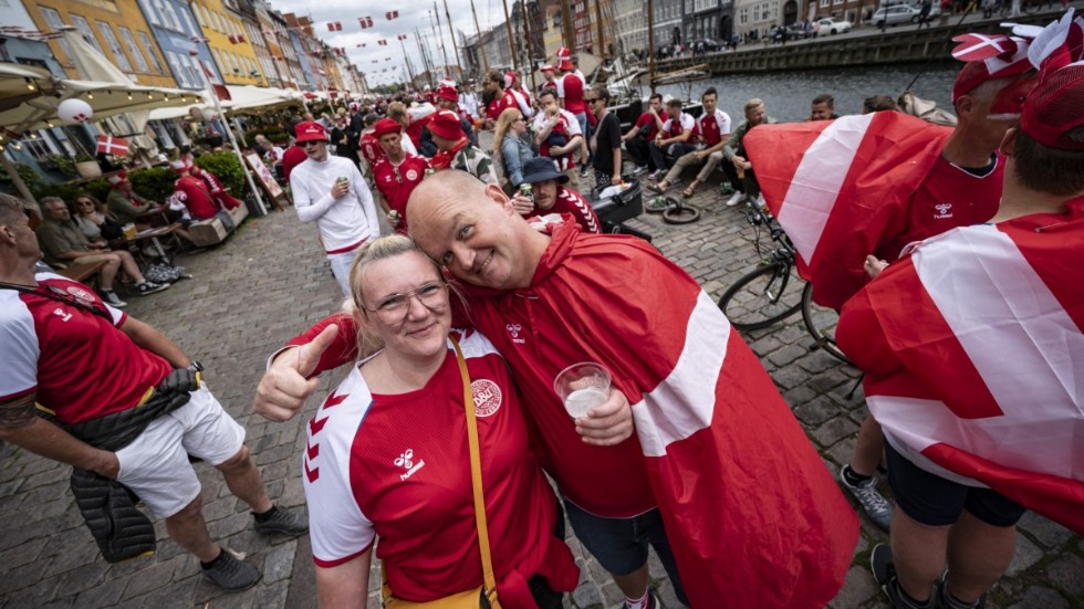 Jesper Andersen och systern Mie Toostrup har biljetter till matchen mot Finland på Parken och laddar upp i Nyhavn.