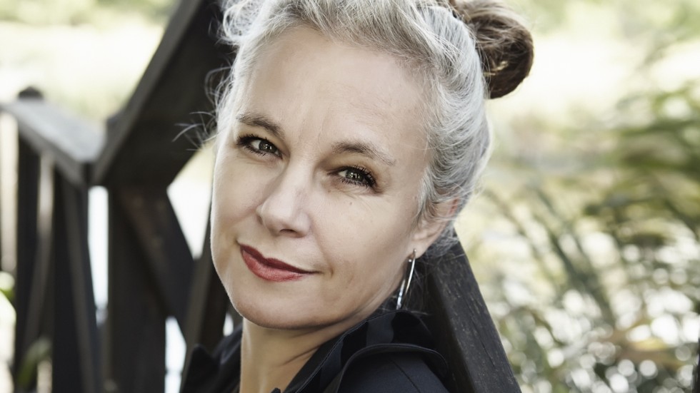Sara Stridsberg slog igenom 2006 med romanen "Drömfakulteten" och har sedan dess etablerat sig som en av Sveriges främsta författare och dramatiker. Hon var 2016–2018 ledamot av Svenska Akademien. Senast gav hon 2018 ut romanen "Kärlekens Antarktis".