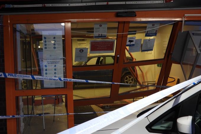 Bil körde in i entré u2013 man gripen u2013 Folkbladet