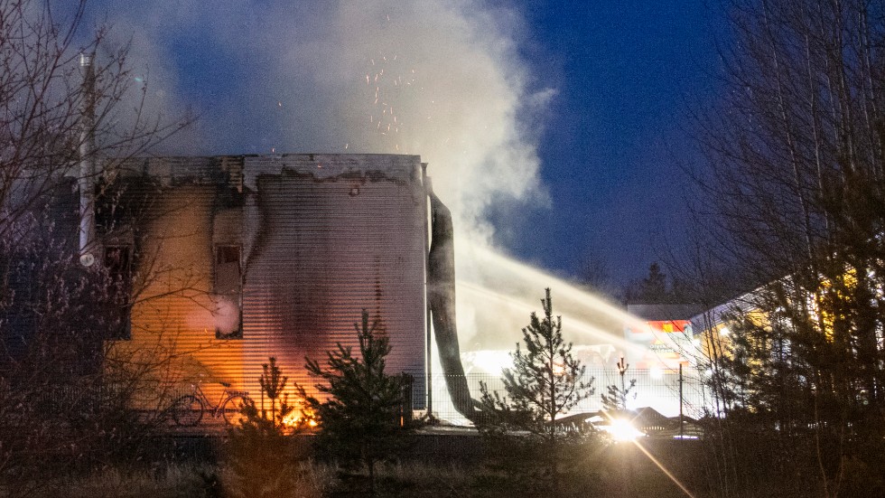 Det brann i ett företagshotell i Västerås under natten.