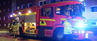 Brand med öppna lågor i lägenhet – en person fördes till sjukhus