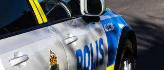 Polisen larmades om familjebråk - bil sönderslagen