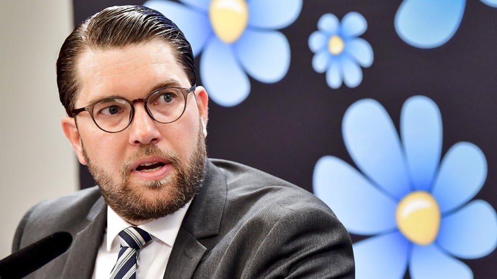 Sverigedemokraterna och partiledaren Jimmie Åkesson är inget hot mot demokratin, menar skribenten. 