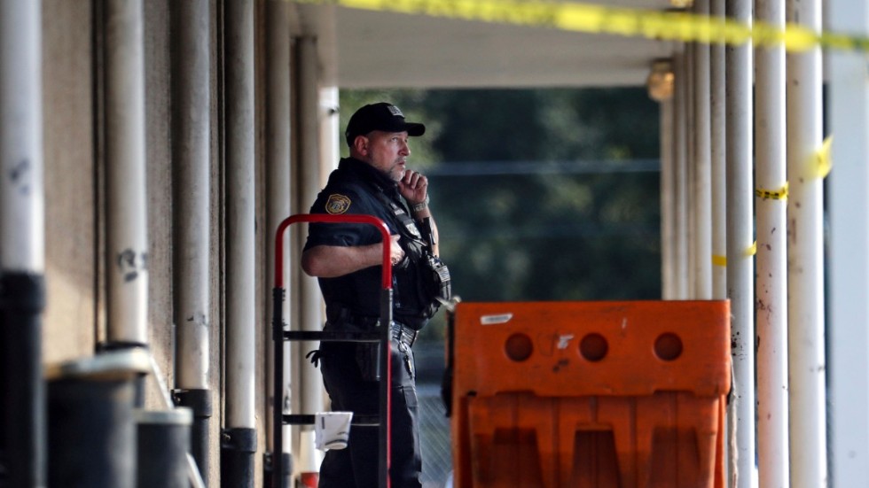 En polis bevakar brevsorteringscentralen i Memphis där tre personer dog.