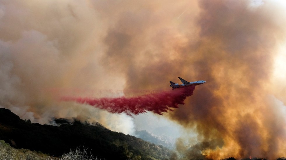 Ett brandbekämpningsflyg släpper sin last över Alisalbranden i Kalifornien