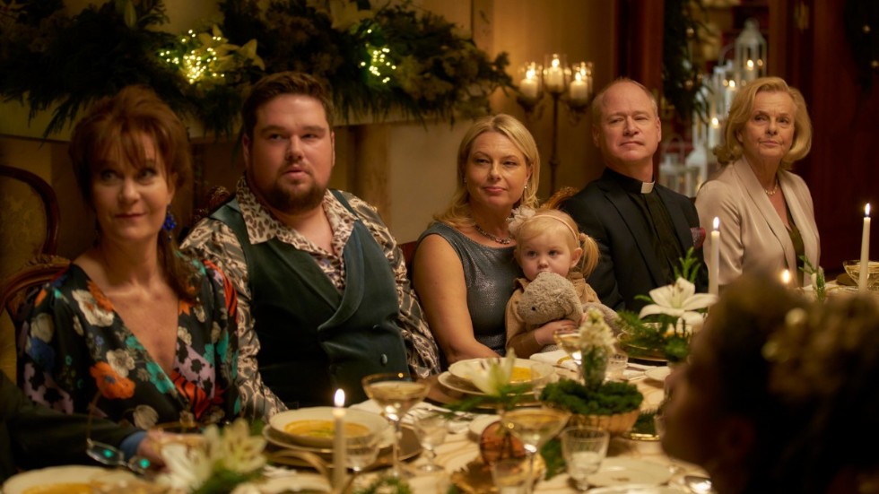 Det lackar mot jul i regissören Colin Nutleys film "Bröllop, begravning och dop", som är en fortsättning på tv-serien med samma namn.