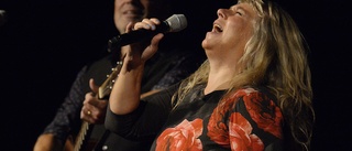 Stina Wollter fick publiken att skratta av igenkänning • Åter på Berättarfestivalen med ”Musik och Prat”