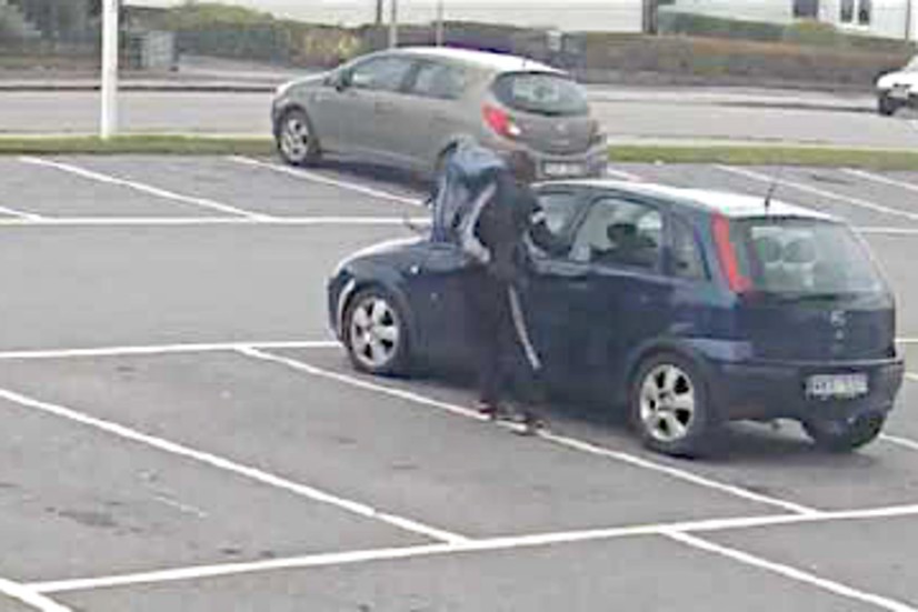 Här attackeras den kvinnliga föraren av rånaren som sen försvinner i bilen efter att ha hotat till sig nycklarna från henne.