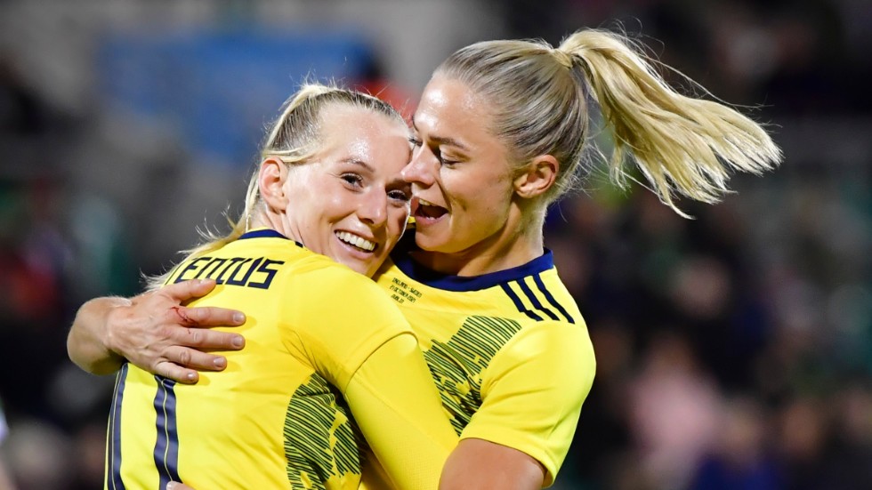 Stina Blackstenius och Fridolina Rolfö jublar efter Sveriges 1–0-mål borta mot Irland.