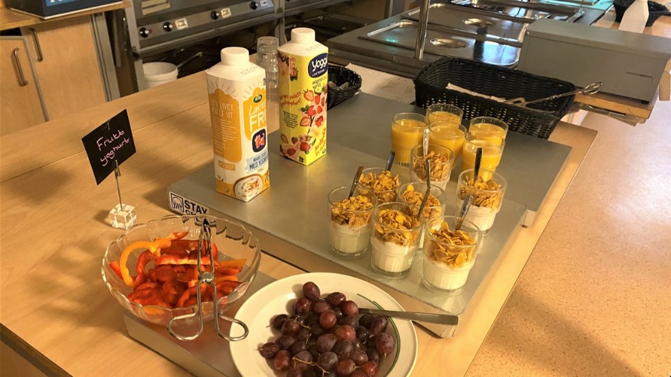 Det behöver inte vara en så lyxig frukost som erbjuds i Katrineholms skolor. Så här ser en frukost ut på en skolan i Uppsala.