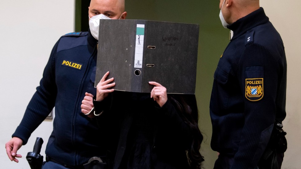 Den åtalade kvinnan anländer i rätten i München på måndagen.