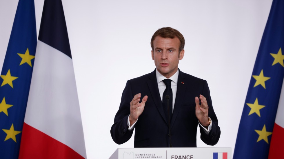 Frankrikes president Emmanuel Macron vid ett framträdande i fredags, där nyansskillnaden tydligt syns.