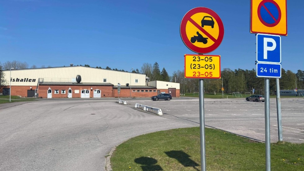 Parkeringen vid ishallen och Vimarskolan har varit en mittpunkt för buskörningen i Vimmerby trots ett förbud som gör körning där mellan 23.00-05.00 olaglig.