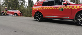 Trafikolycka på Sjungande Dalen – bil krockade med lyktstolpe