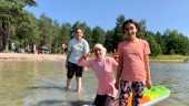 "Vi hade inte kunnat åka hit annars": Manal kan ta sina barn till stranden tack vare badbussen i Nyköping