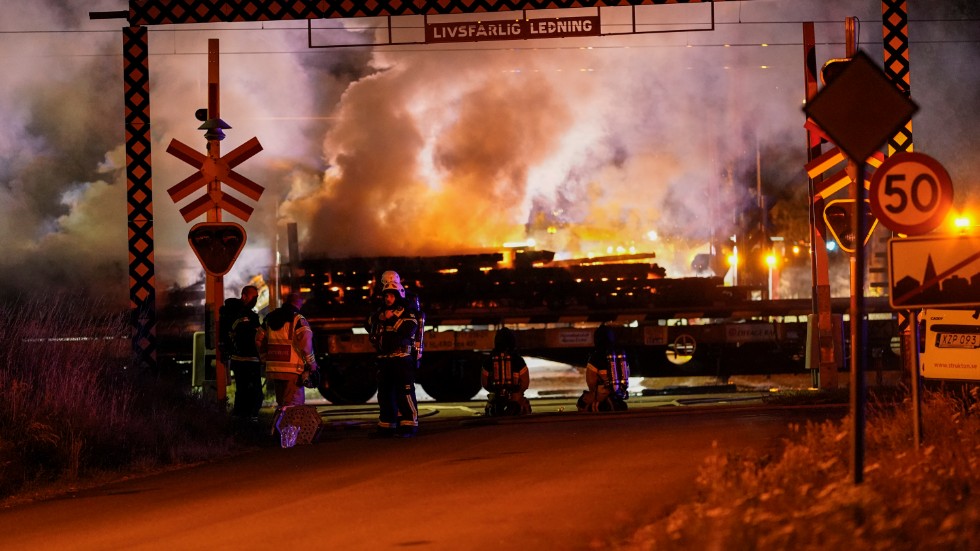 Två godsvagnar med träslipers brann kraftigt sent på tisdagskvällen.